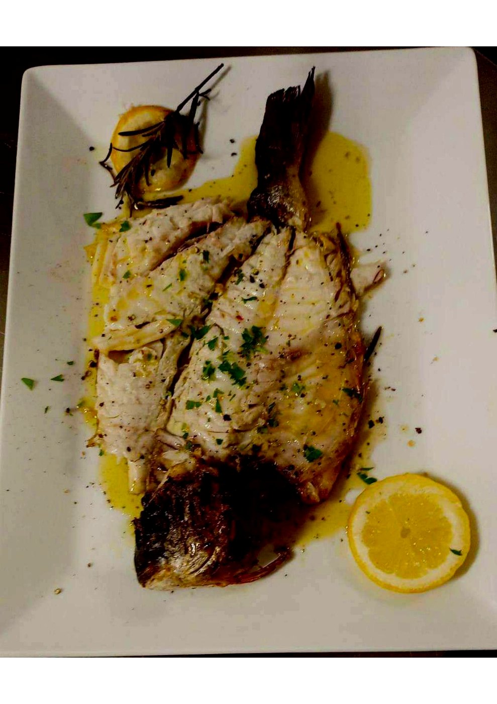 Frische Dorade vom Grill mit Zitrone