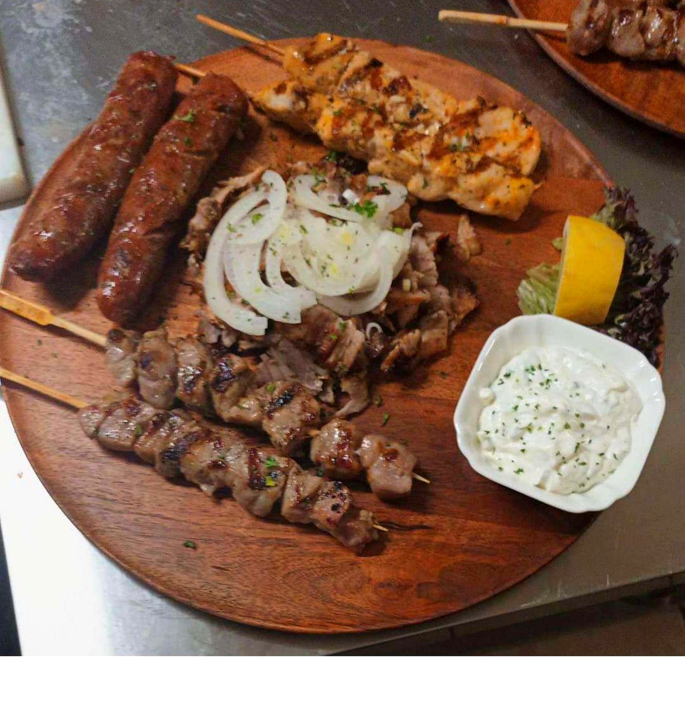 Griechischer Teller mit Souvlaki, Gyros, Bifteki und Tzatziki