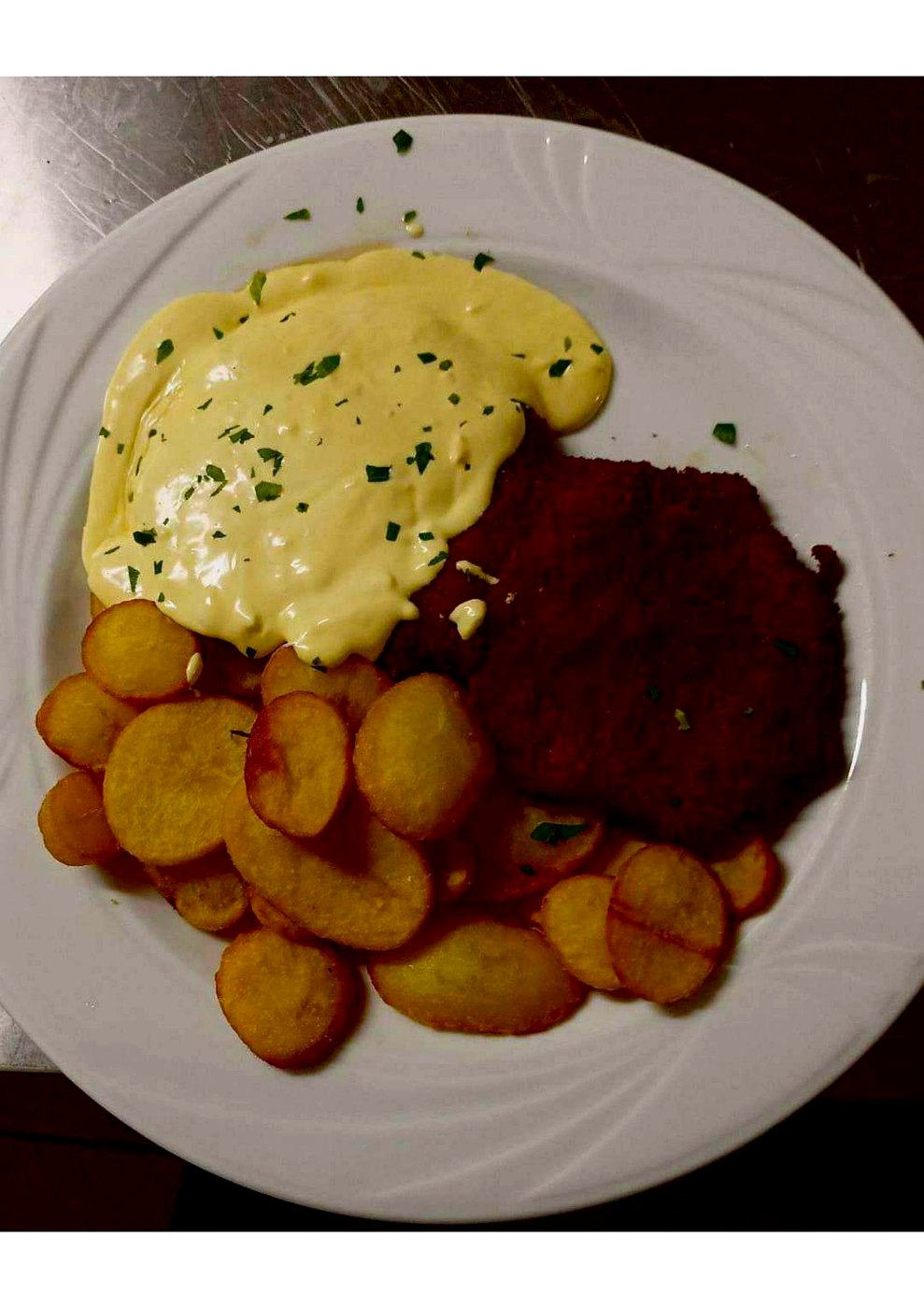 Schnitzel mit Sauce Hollandaise und Bratkartoffeln