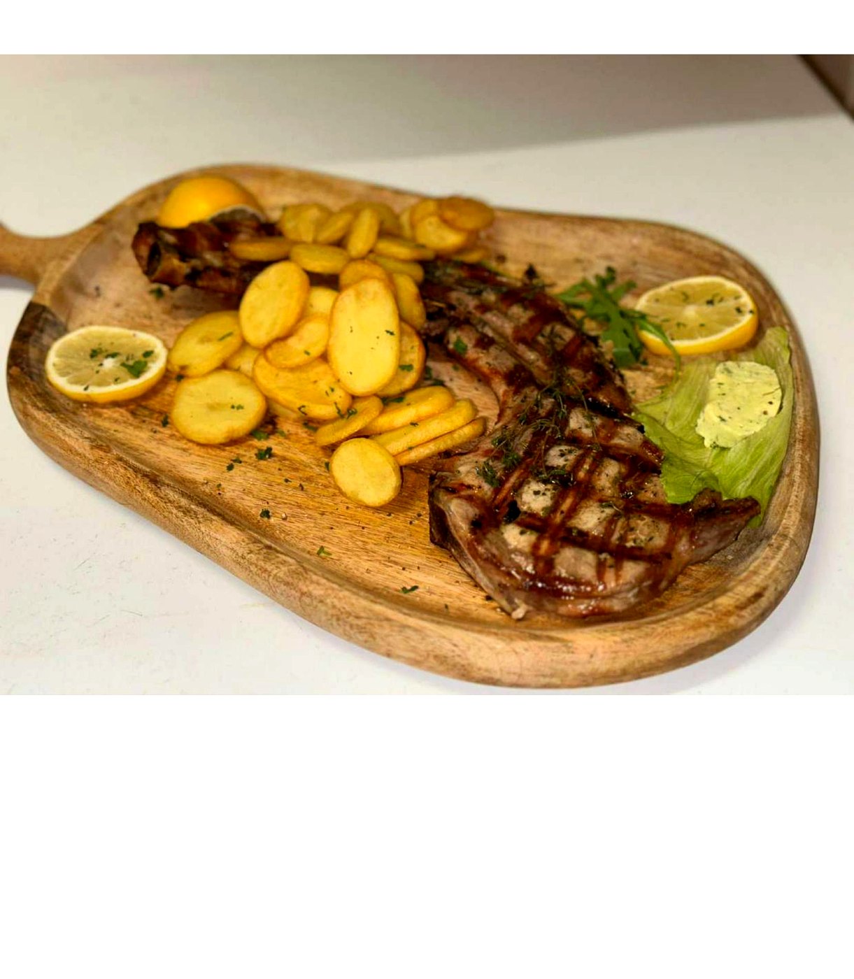 Gegrillte Lammkoteletts mit Bratkartoffeln