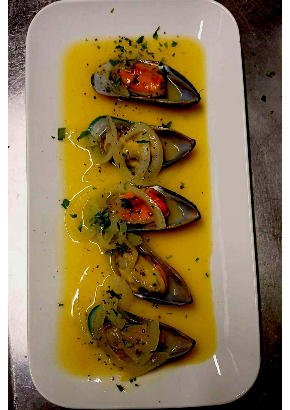 Grosse Muscheln in Weißwein-Zwiebel-Sauce