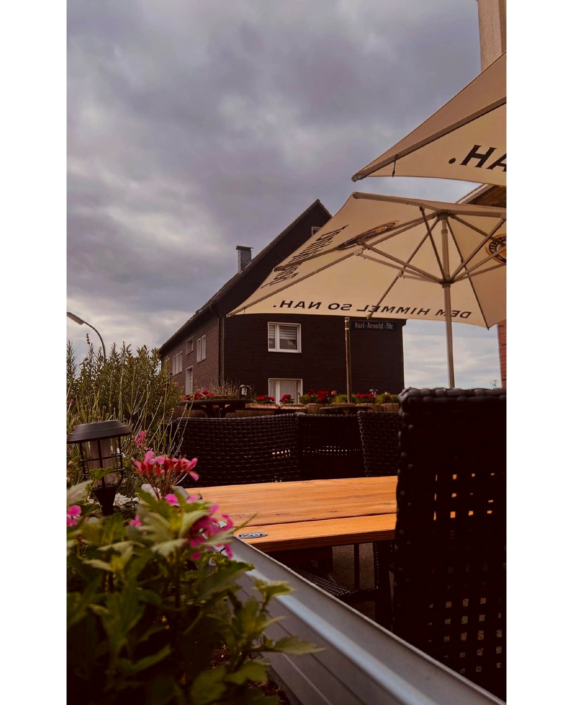 Terrasse von Zur Quelle am Abend