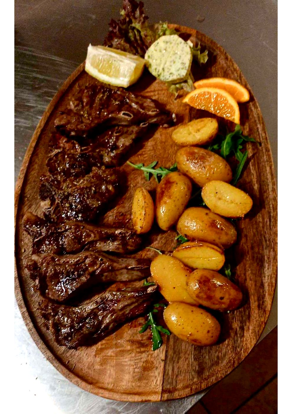 Vom Holzkohlegrill mit Bratkartoffeln und Orange